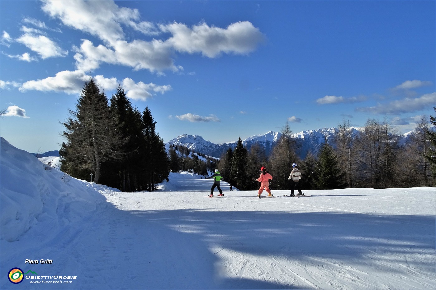 36 Anche bambini scendono la bella pista .JPG